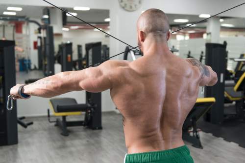 Musculation des épaules : Les élévations frontales à la poulie corde 